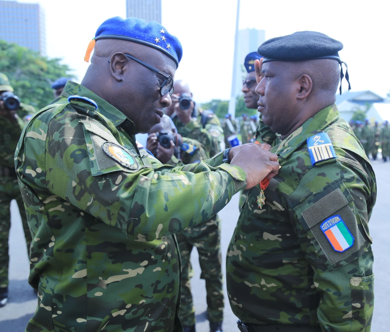 Côte d’Ivoire : 1 199 militaires et civils des FACI décorés lors d’une cérémonie à l’État-major général